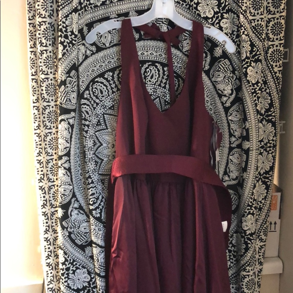 NEVER WORN Vera Wang V neck Halter Gown with Sash